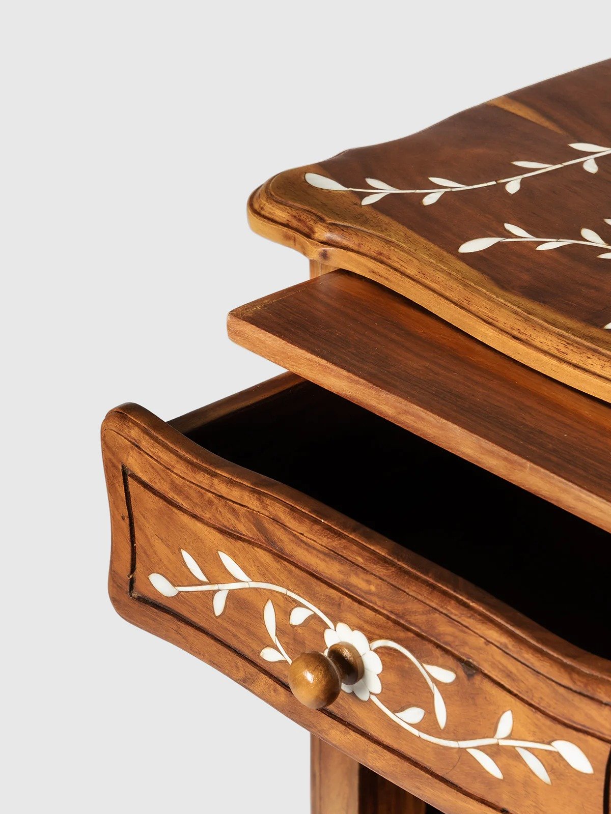 Jodha furniture Aspen mother of pearl side table by Ashborn furniture - Image 4
