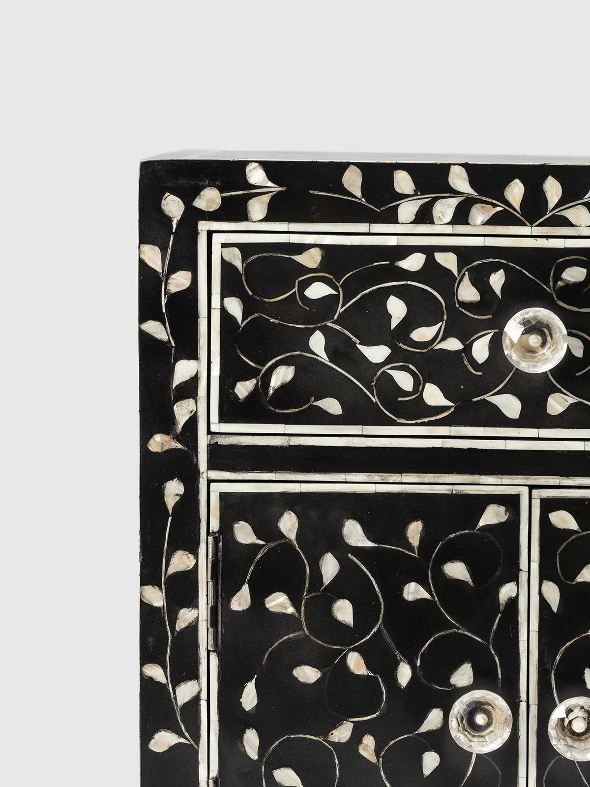 Jodha furniture Luna mother of pearl side table - Image 3