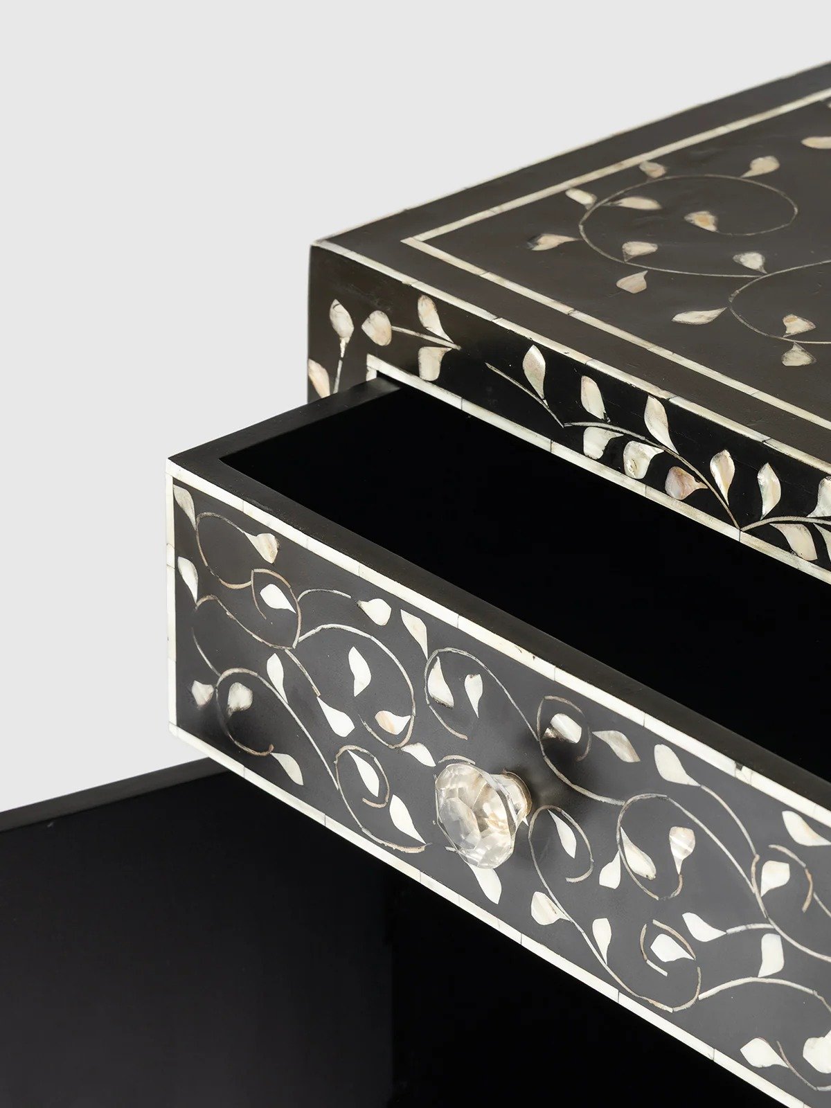 Jodha furniture Luna mother of pearl side table - Image 4